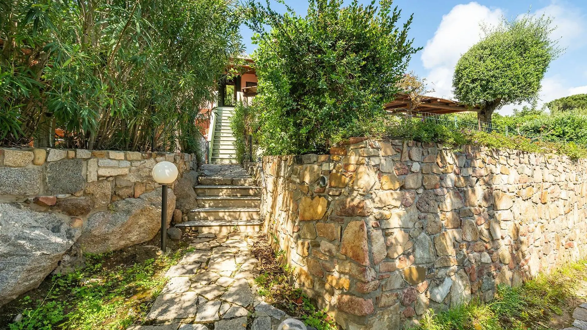 Alessandra Garden Hideaway Simius